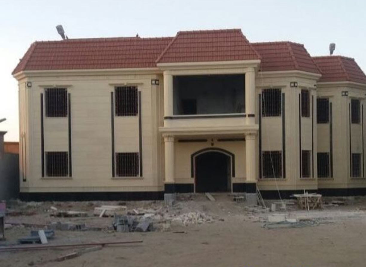 تركيب قرميد جدة | المعايير الهندسية والجمالية لأسطح الفلل المودرن 2026 أنواع تركيب قرميد جدة معزول للأسطح